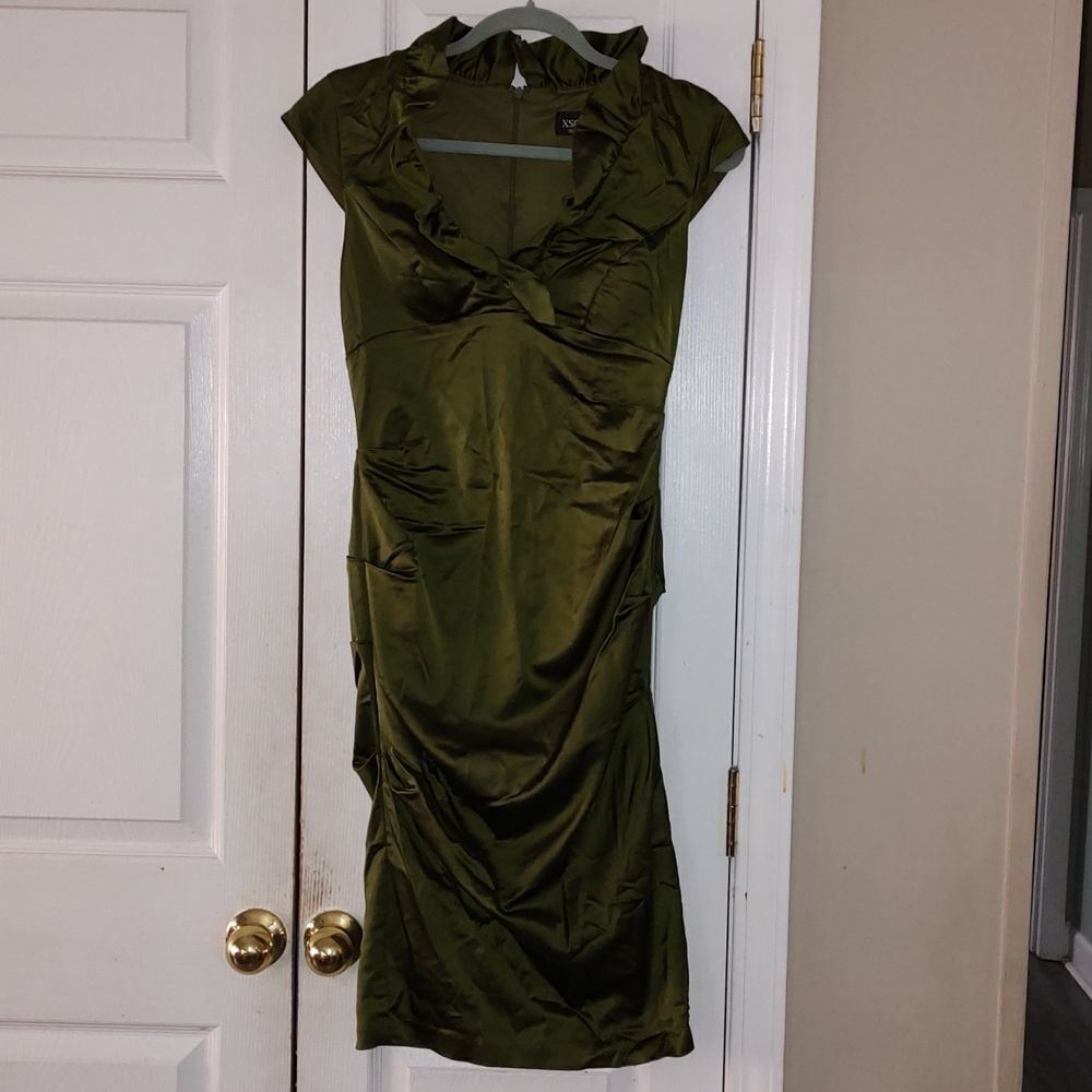 Xscape by Joanna Chen olive green fitted formal prom cocktail evening gown dress